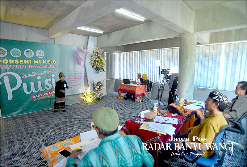 TOTALITAS: Peserta lomba puisi Porseni MI Jatim unjuk kebolehan di hadapan dewan juri di Gedung Grha Pena Banyuwangi, kantor JP-RaBa, Selasa (17/10).