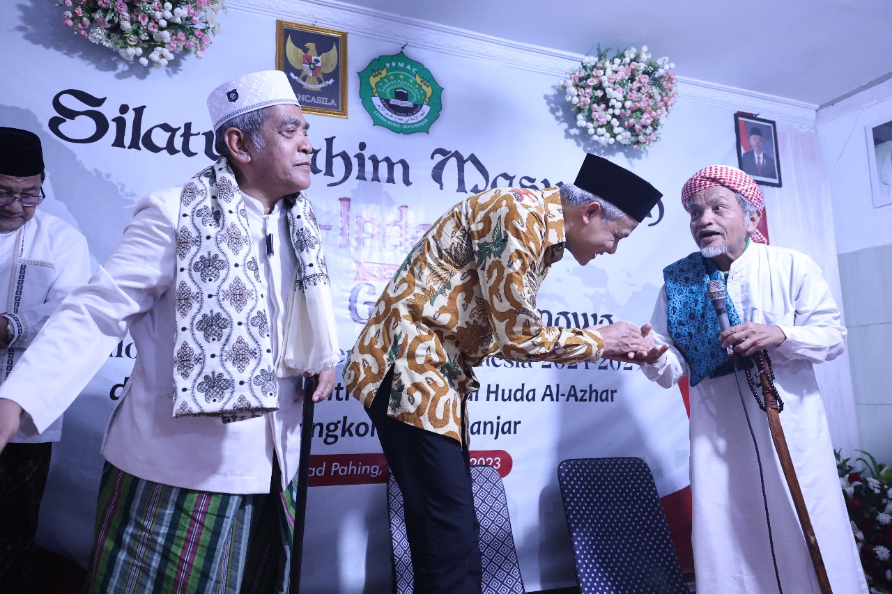 DISAMBUT HANGAT: Ganjar Pranowo berkunjung ke pondok pesantren Miftahul Huda Al Azhar, Kota Banjar, Jawa Barat, pada Minggu (8/10).