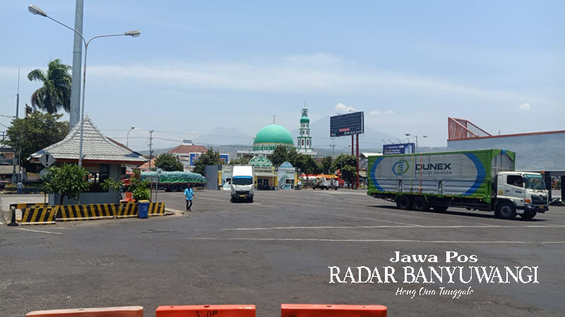 MASIH SEPI: Kendaraan logistik tujuan Lembar menunggu giliran masuk ke dermaga MB 4 Pelabuhan Ketapang, Banyuwangi, Selasa (17/10).