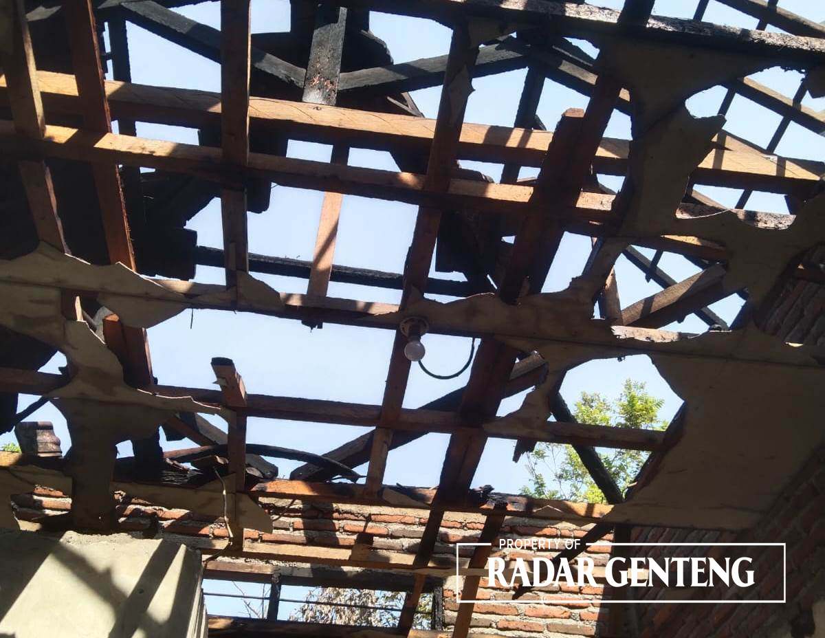 KORSLETING: Rumah milik bidan Indah Puspita Ratnawati di Dusun Simbar I, Desa Tampo, Kecamatan Cluring yang terbakar, Selasa (17/10).