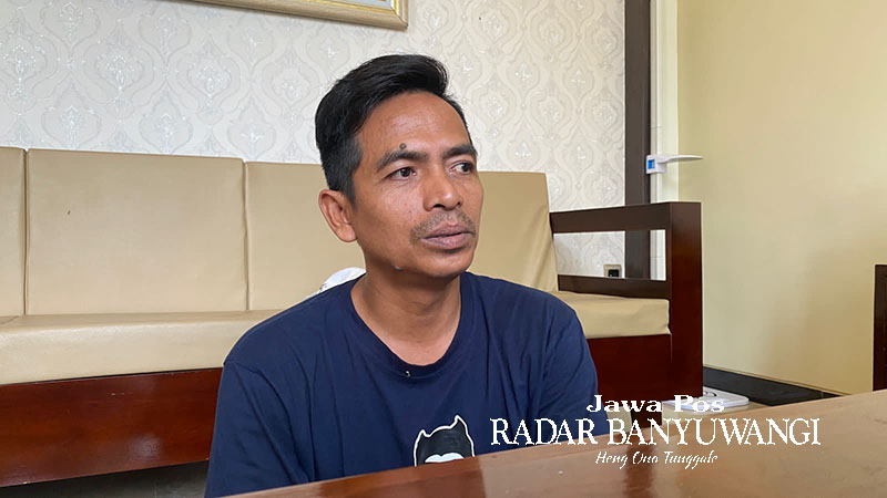 SALAHKAN PIHAK SEKOLAH: Hamzah Udin memberikan keterangan saat ditemui di rumahnya di Kecamatan Banyuwangi, Selasa (17/10).