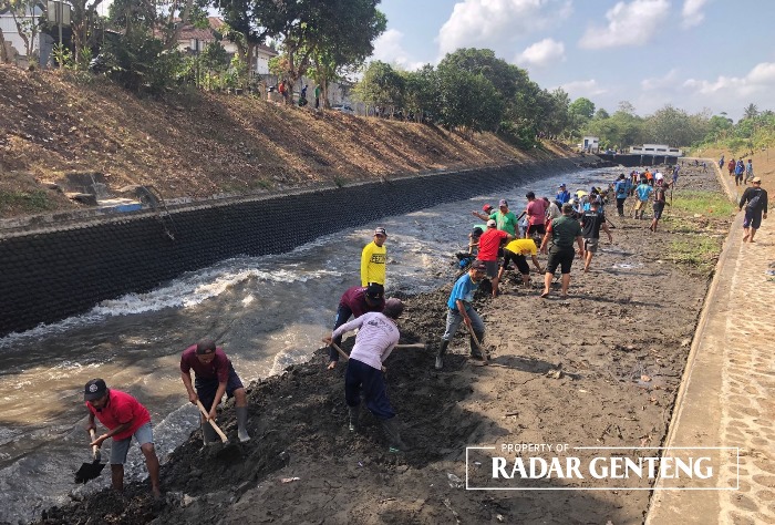 KERJA BAKTI: Petugas Korsda Bangorejo dan warga bersih-bersih sedimen di Dam Blokagung, Desa Karangdoro, Kecamatan Tegalsari, Selasa (17/10).