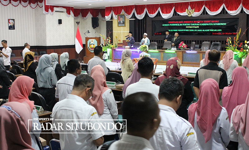 CERAMAH: Kiai Zaini Ridwan (kiri) bersama wakil ketua DPRD Abdurrahman mengikuti perayaan maulid nabi di ruang rapat paripurna, gedung DPRD Situbondo, Rabu (18/10).