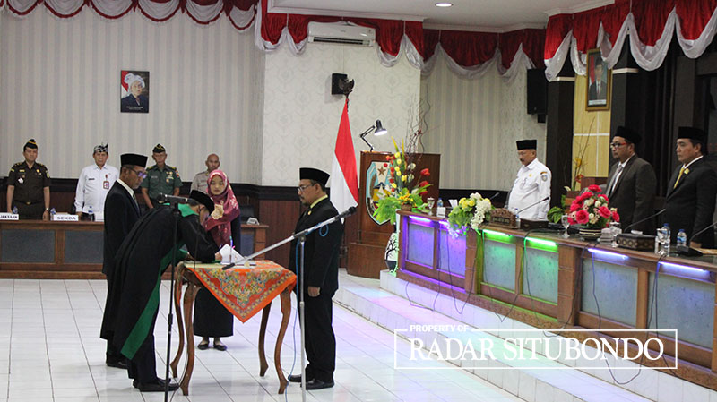 SAKRAL: Wakil Ketua DPRD Abdurrahman melantik Heri Noviadi sebagai anggota DPRD di ruang rapat paripurna DPRD Situbondo, Rabu (18/10).