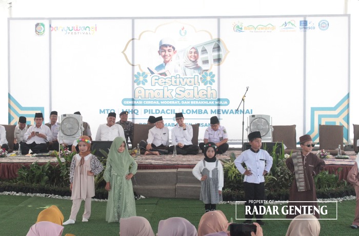 BERBAKAT: Para siswa TK menampilkan fashion show di hadapan Kabid SMP Dispendik Banyuwangi Alfian, KH Muhammad Yamin, H Sukron Ma&rsquo;mun Hidayat, dan Yusdi Irawan dalam Festival Anak Shaleh, Rabu (18/10)