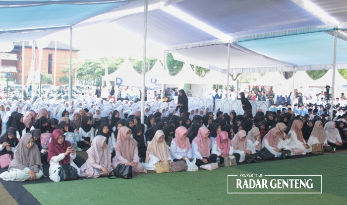 ANTUSIAS: Ratusan siswa dari sekolah se Kabupaten Banyuwangi beserta para guru pendamping mengikuti Festival Anak Shaleh di Ponpes Mambadiul Ihsan di Desa Karangdoro, Kecamatan Tegalsari Rabu (18/10).