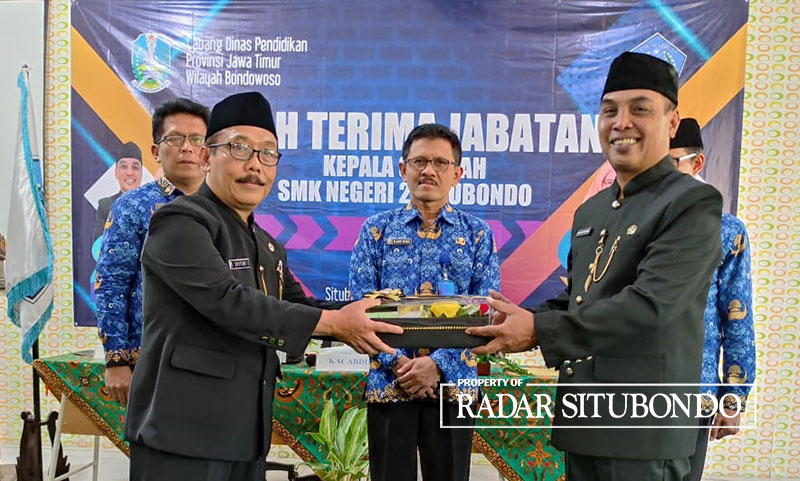 SERTIJAB: Kepala Cabang Dinas Pendidikan (Kacabdin) wilayah Bondowoso-Situbondo Slamet Riyadi (dua dari kiri) menyaksikan serah terima jabatan kepala SMKN 2 Mohammad Muzammil