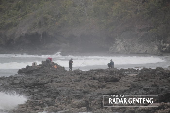 CARI IKAN: Warga memancing ikan di daerah batu karang sisi barat Pantai Grajagan, Desa Grajagan, Kecamatan Purwoharjo Rabu (18/10).