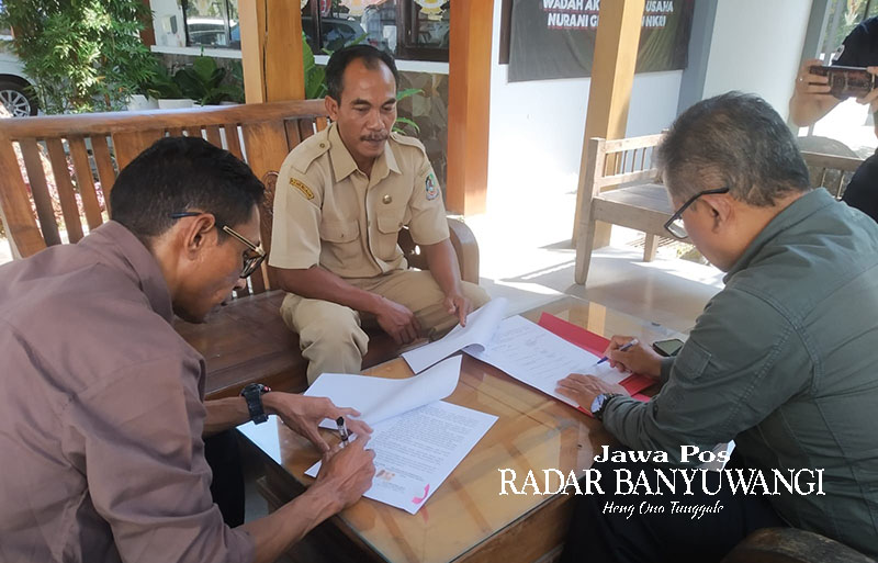 TAHAP PENCAIRAN: Ketua Bawaslu Adrianus Yansen Pale (kiri) menandatangani berita acara  anggaran pilkada ditemani Muhammad Lutfi di kantor Bakesbangpol, Selasa (17/10)