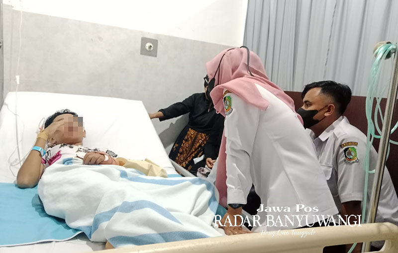 PENDAMPINGAN: Tim P2TP2A Banyuwangi Alizha Amalia Rohmana (kanan) menjenguk RDA di RSUD Blambangan, Rabu (18/10).