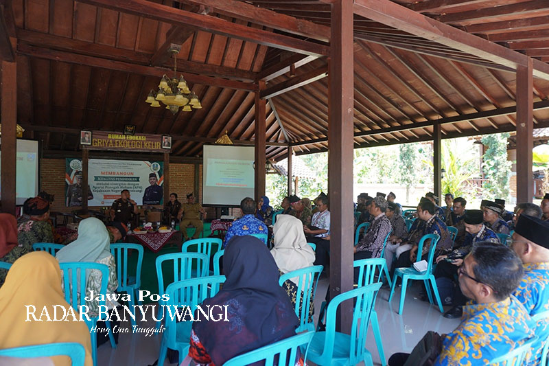 DISKUSI: Kajari Banyuwangi Suhardjono (dua dari kanan) dan Kasi Intelijen Septa Rizky Kurniandhi (dua dari kiri) mengundang seluruh kepala sekolah di Griya Ekologi Kelir, Kalipuro, Banyuwangi.