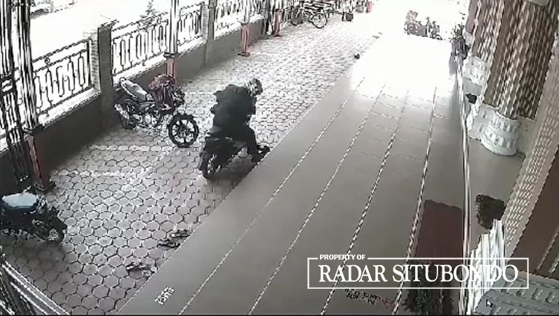 Seorang pengendara sepeda motor mengambil sepatu jamaah di Halaman Masjid Nurul Abror, Desa/Kecamatan Panarukan, Situbondo, Rabu lalu (18/10).