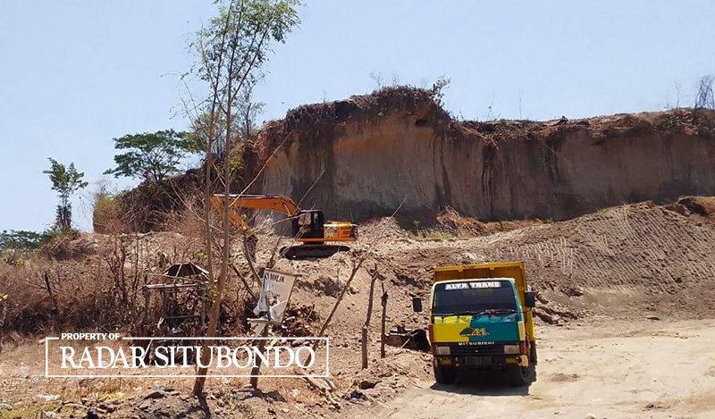 BEROPERASI: Alat berat beraktivitas di lokasi pertambangan di Desa Kotakan, Kecamatan/Kota Situbondo, Kamis (19/10).