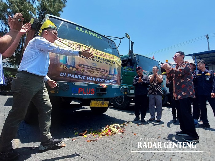 DIBERANGKATKAN: Menteri Perindustrian RI Agus Gumiwang dan pemilik Pasific Harvest Group Aminoto Kurniawan usai pelepasan ekspor ikan olahan ke Jerman disaksikan Wabup Banyuwangi Sugirah,Kamis (19/10)