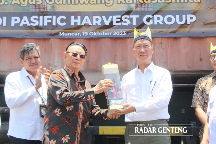 SIMBOLIS: Pemilik Pasific Harvest Group Aminoto Kurniawan (kiri) memberikan cenderamata pada Menteri Perindustrian RI Agus Gumiwang Kartasasmita (kanan), kamis (19/10).