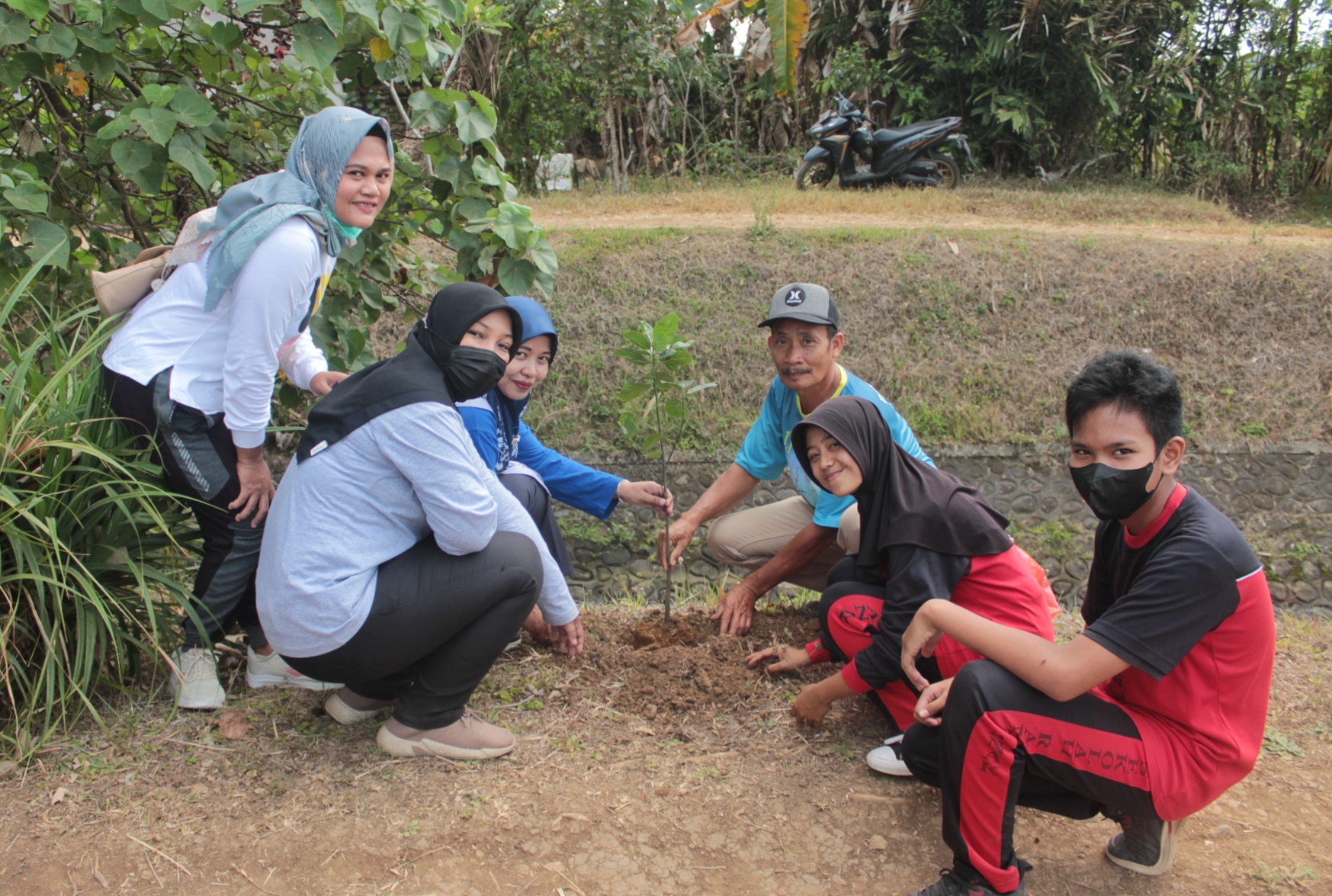 TANAM: Ketua Stikes Rustida Haswita (tiga dari kiri), Wakil Ketua III  Rizki Dwiyanti (dua dari kiri), dosen Septi Kurniawati (kiri) bersama Korsda Glenmore Bambang Sutejo, dan siswa SMPN 2 Genteng me