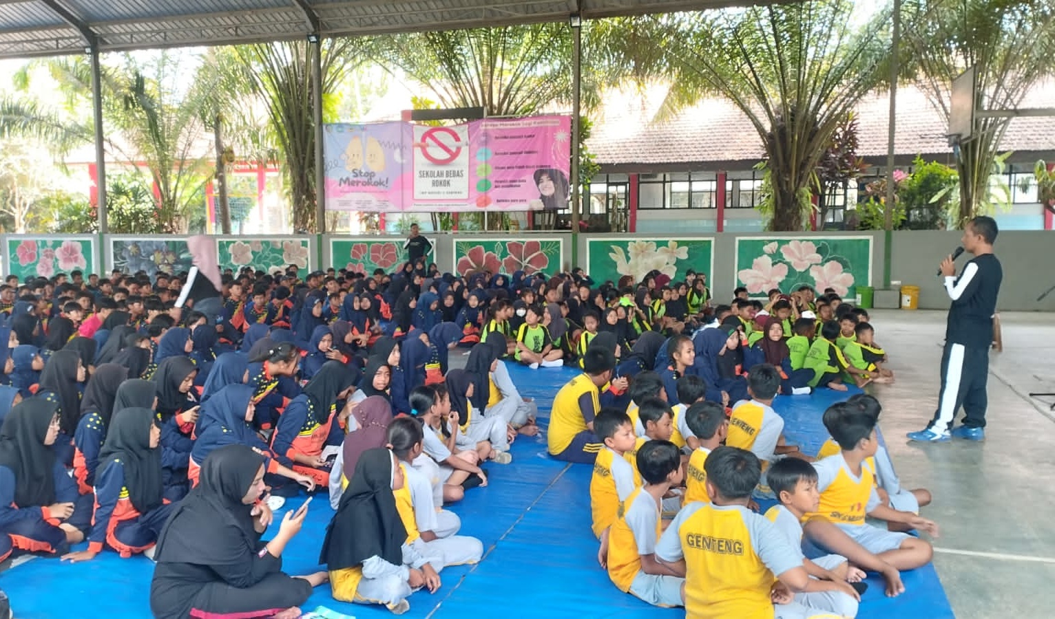 BENTUK KARAKTER: Petugas dari Korsda Glenmore memberikan materi terkait Sekardadu dan pentingnya menjaga sungai di SMPN 2 Genteng Jumat (20/10).