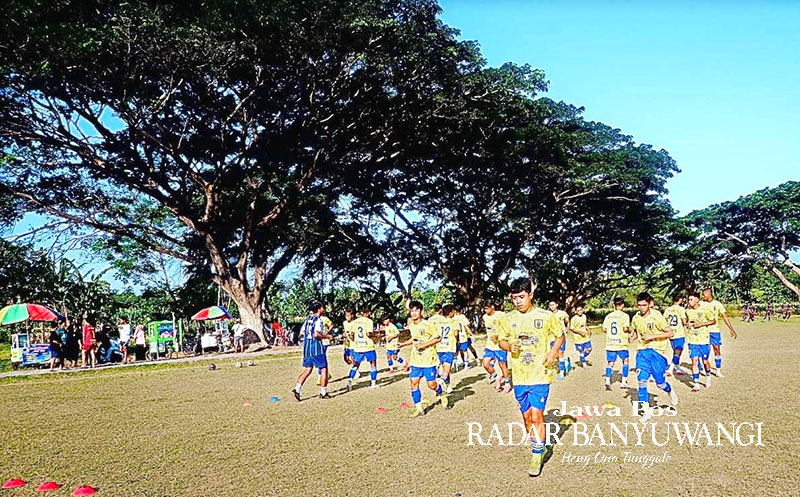 SONGSONG LIGA 3: Para pemain BP melakukan pemanasan sebelum bertanding melawan tim lokal Banyuwangi dalam laga uji coba, Jumat (20/10).