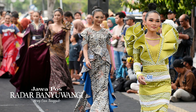 LENGGAK-LENGGOK: Banyuwangi Batik Festival (BBF) yang berlangsung di Terminal Pariwisata Terpadu, Jumat (20/10) dimeriahkan beragam event. Ada fashion pedestrian hingga lomba mencanting.