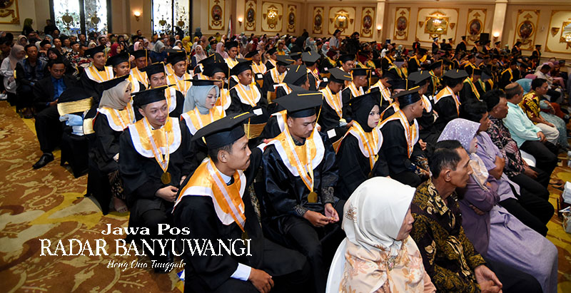 LULUS: Para wisudawan Universitas PGRI Banyuwangi mengikuti prosesi wisuda sarjana Strata 1 di Ballroom Hotel Aston Banyuwangi, Sabtu (21/10).