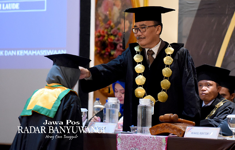 LULUS: Rektor Universitas PGRI Banyuwangi Dr. H. Sadi MM memimpin sidang senat terbuka dalam rangka wisuda sarjana XVI di Ballroom Hotel Aston Banyuwangi, Sabtu (21/10)