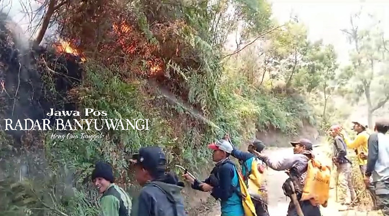 MASIH BERASAP: Puncak Gunung Widodaren di dekat jalur pendakian menuju Kawah Ijen masih memunculkan asap hingga kemarin (20/10).