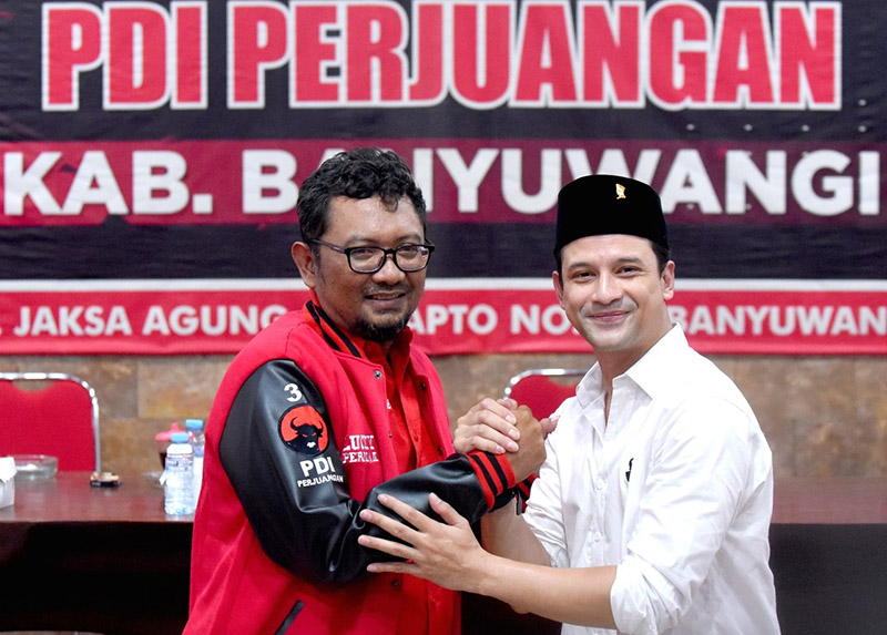 SIMBOLIS: Lucky Perdana bersama Ketua DPC PDIP Made Cahyana Negara saat silaturahmi bersama pengurus DPC PDIP Banyuwangi, Minggu malam (22/10).