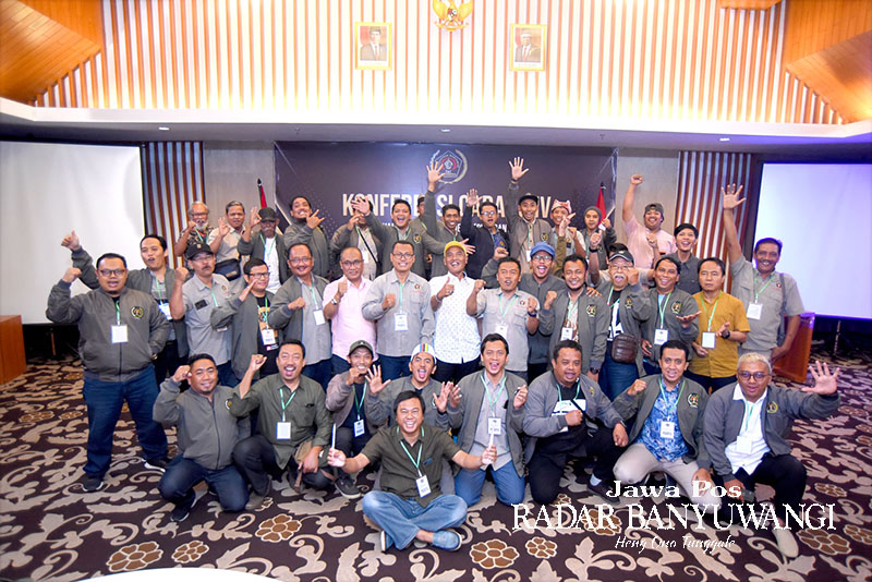 KONFERENSI: Peserta Konfercab PWI Banyuwangi berfoto bersama dengan pengurus PWI Jatim di Ballrom Ijen Hotel Santika, Sabtu (21/10).