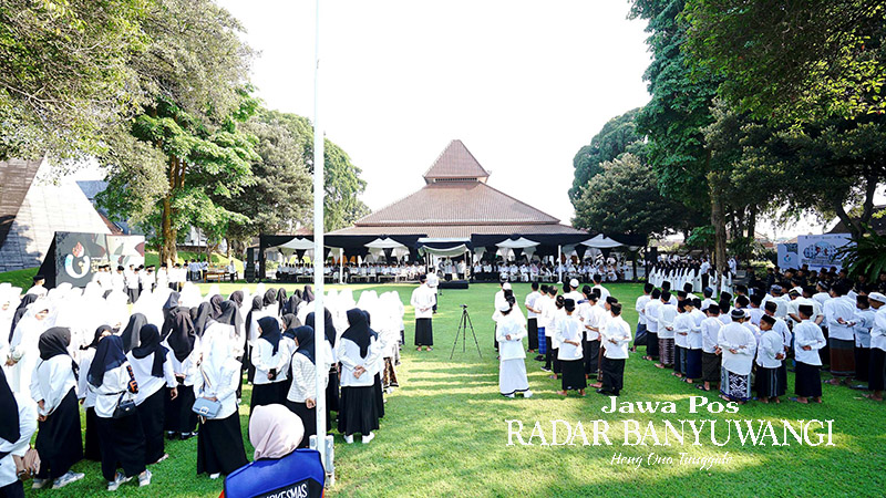 PAKAI SARUNG: Peringatan Hari Santri Nasional di halaman Pendapa Sabha Swagata Blambangan tahun 2024 lalu. Acara ini diikuti para santri, kepala SKPD, santri, pimpinan Ponpes dan Ormas