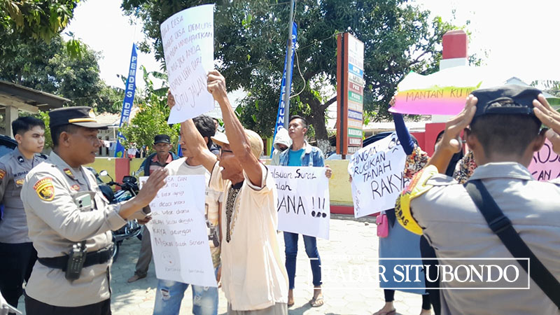 TUNTUT HAK MILIK: Keluarga empat ahli waris melakukan demo di halaman Balai Desa Demung, Kecamatan Besuki, Situbondo, Senin (23/10).