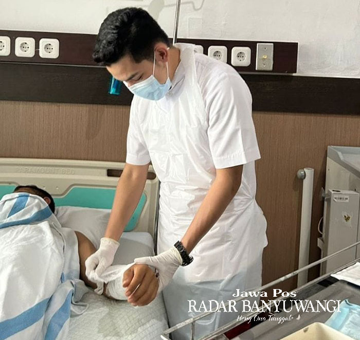 KOMPETEN: Petugas medis melakukan perawatan luka pasien di RSUD Blambangan Banyuwangi.