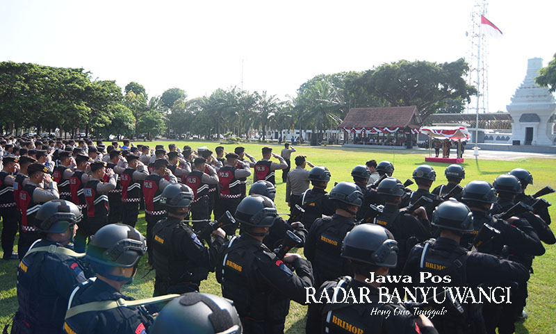MANTAP PRAJA: Personel Brimob mengikuti apel pengamanan Pilkades Serentak tahun 2023 di Taman Blambangan, Senin (23/10).