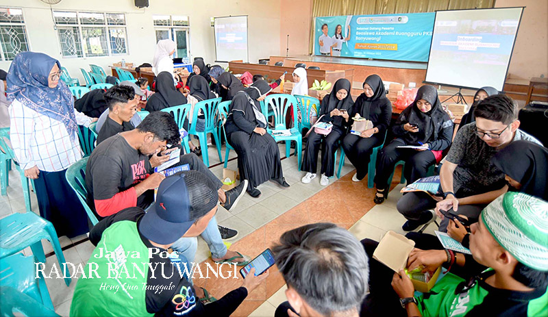 PAKAI TEKNOLOGI: Peserta warga belajar penerima program beasiswa Ruangguru mendapat pembinaan di Aula SMPN 1 Giri, Sabtu (22/10).