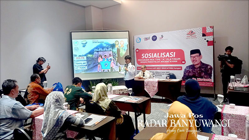 PEMAPARAN: Handoyo Saputro mengisi materi saat sosialisasi Program PKK bersama perwakilan SMA/SMK di Hotel Aston Banyuwangi pada Minggu (22/10).