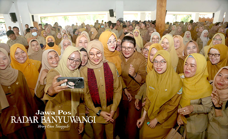 Bupati Ipuk Fiestiandani berfoto bersama ratusan guru dan nakes usai prosesi pengambilan sumpah dan penyerahan SK penetapan jabatan fungsional di Pendapa Sabha Swagata Blambangan, Senin (23/10).