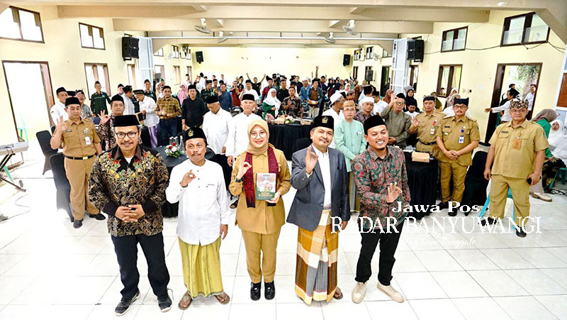 JADI TELADAN: Bupati Ipuk menerima buku Lentera Blambangan dari sang penulis, Ayung Notonegoro, di IAI Ibrahimy Genteng pada Senin (23/10).