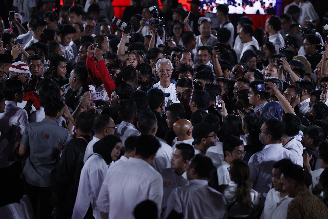 PIDATO POLITIK: Capres Ganjar Pranowo dan cawapres Mahfud MD saat deklarasi di Gedung Arsip Nasional Jakarta pada Rabu (18/10) malam.