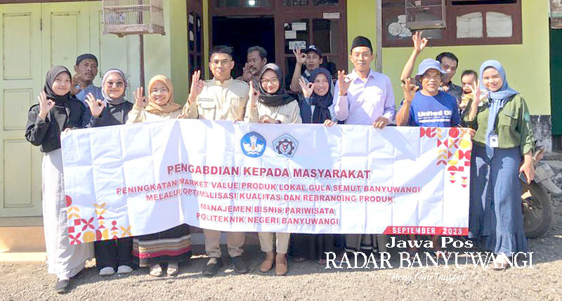 TINGKATKAN MARKET VALUE: Dosen pariwisata Poliwangi didampingi mahasiswa dan pelaku UMKM ketika melaksanakan pengabdian kepada masyarakat di Desa Gintangan, Blimbingsari, Banyuwangi, Rabu (25/10).