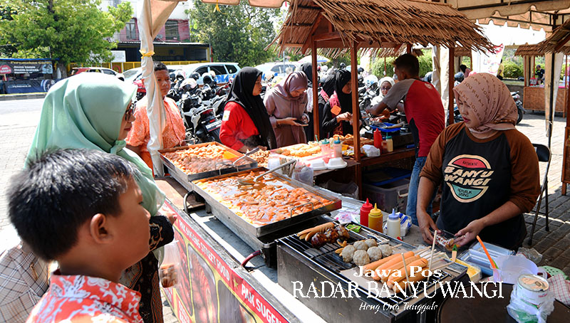 BERDAYAKAN UMKM: Peserta dan suporter Liga Puisi menyerbu stan UMKM yang menjual sosis bakar dan aneka makanan lainnya.