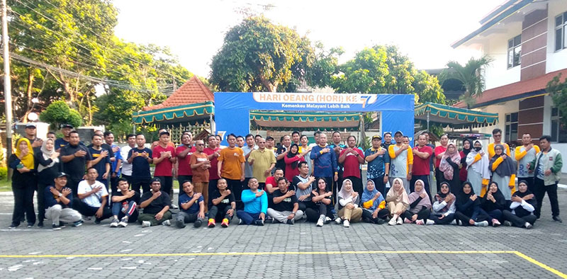SINERGI BERSAMA: Keluarga besar KPP Pratama, KPPN Banyuwangi dan KPP Bea dan Cukai usai senam bersama dalam rangka Hari Oeang ke-77 di Halaman KPP Pratama Banyuwangi, Kamis (26/10).