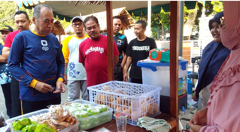 TINJAU UMKM: Kepala KPP Pratama (depan) ditemani Kepala KPP Bea dan Cukai meninjau stan UMKM yang hadir dalam kegiatan Hari Oeang, Kamis (26/10).
