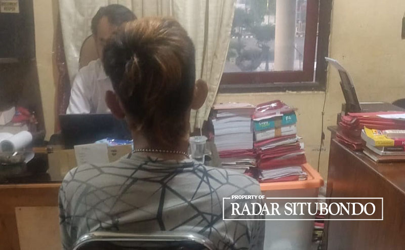 TERDUGA: Risyan, 38, warga Desa Kotakan, Kecamatan Kota Situbondo, menjalani pemeriksaan di ruang penyidik Satreskrim Polres Situbondo, Selasa lalu (24/10).
