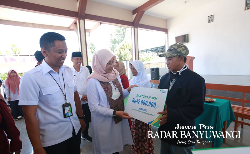 SIMBOLIS: Bupati Ipuk menyerahkan santunan jaminan kematian dari BPJS-TK kepada ahli waris kader posyandu di sela program Bunga Desa beberapa hari lalu (4/10).