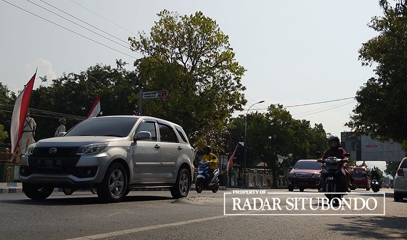 JALAN PB SUDIRMAN: Sejumlah kendaraan melintas di salah satu titik jalan raya di Kota Situbondo yang bergelombang, Kamis (26/10).