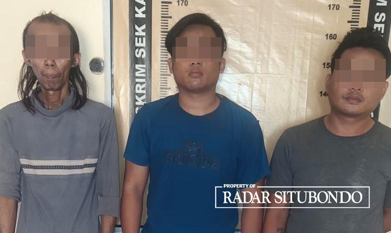 DITANGKAP POLISI: Tiga orang terduga penggelapan mobil rental diamankan di Mapolres Situbondo, Rabu lalu (25/10).