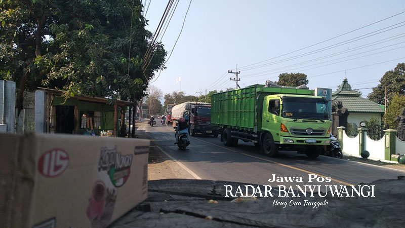 PADAT MERAYAP: Antrean kendaraan mengular dari jembatan Alasbuluh ke arah Pasar Wongsorejo, Banyuwangi, Kamis (26/10).