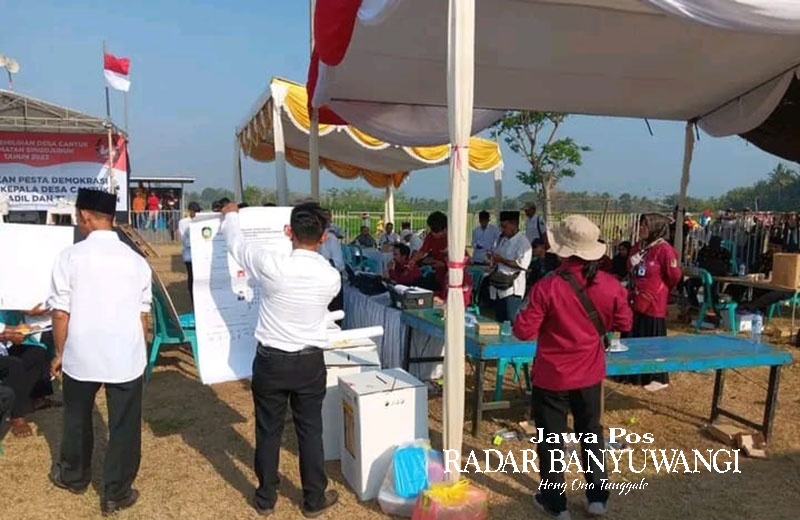 PETAHANA KALAH: Panitia melakukan penghitungan suara dalam Pilkades Cantuk, Kecamatan Singojuruh Rabu lalu (25/10).