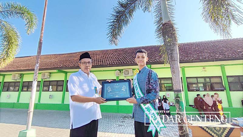 PRESTASI: Kepala MAN 2 Banyuwangi Drs H Saeroji M Ag bersama M Afriza Fahmi Fazli, siswanya yang menjadi Duta Lingkungan Jatim 2022 dan diterima di IPDN.