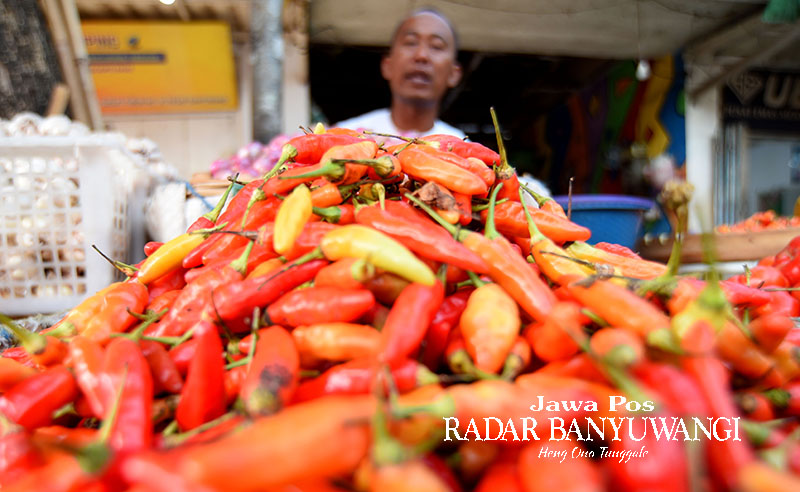 TUNGGU PEMBELI: Seorang pedagang sembako di Pasar Banyuwangi menata cabai yang harganya semakin melambung. Saat ini harga satu kilogram cabai rawit tembus Rp 70 ribu.