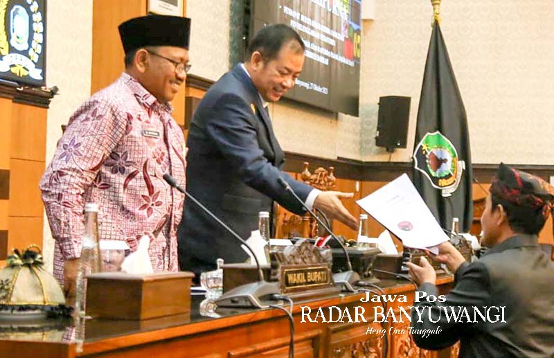 PAJAK DAN RETRIBUSI: Wagiyanto menyerahkan PU Fraksi PDIP atas diajukannya raperda PDRD kepada Wakil Ketua DPRD Michael Edy Hariyanto disaksikan Wabup Sugirah di kantor dewan, Jumat (27/10).
